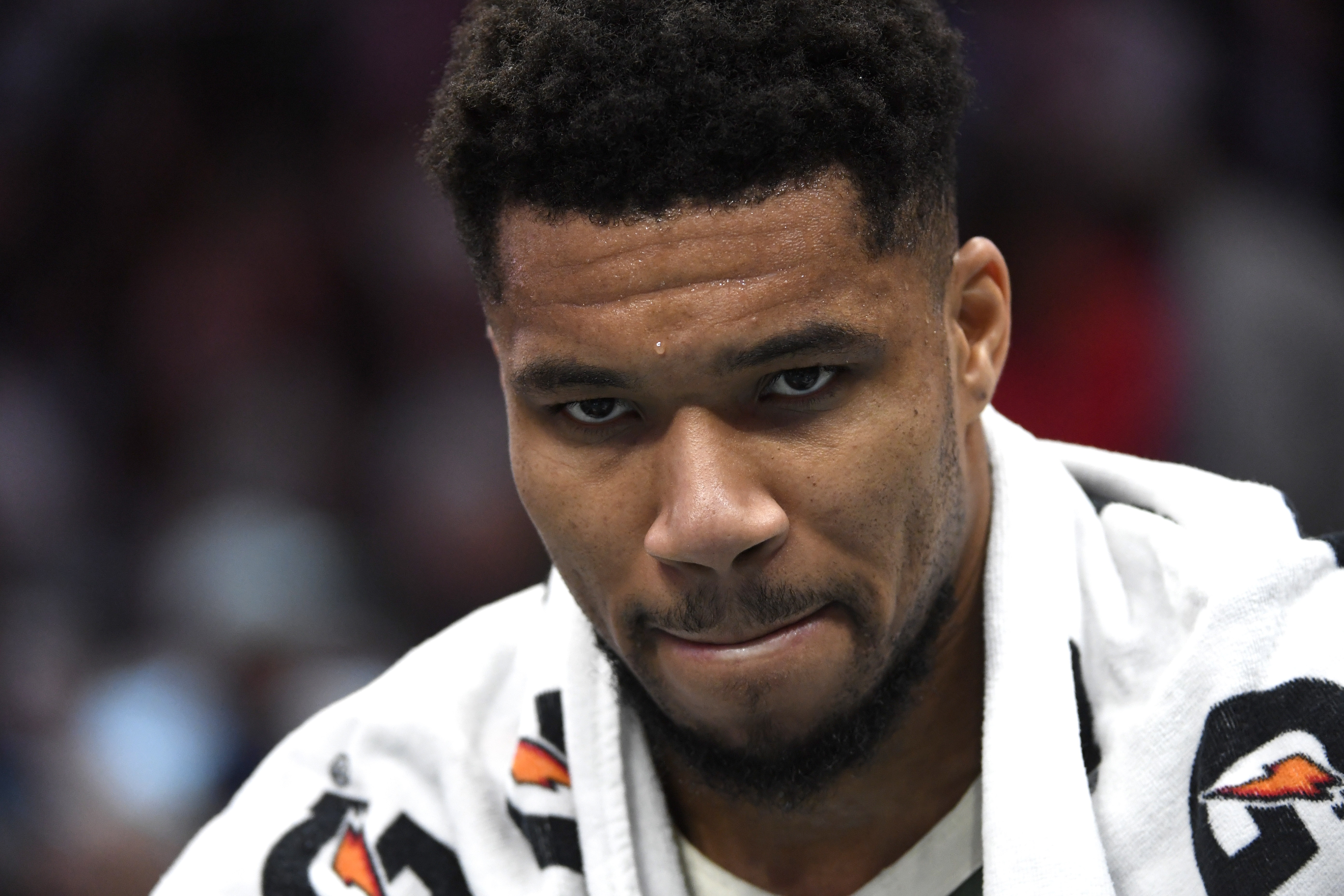 足球直播-无心恋战？字母哥最后时刻伤退&amp;8中4拿到22分13板7助 罚球16中14